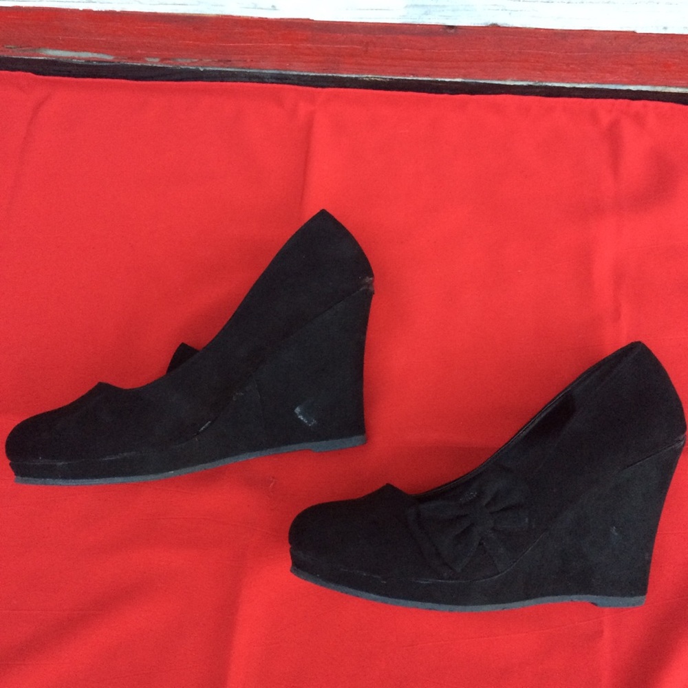 Zapatos negros, tacón seguido.